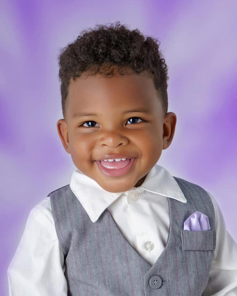 Close-up de menino em ensaio fotográfico infantil de alta qualidade em Curitiba.