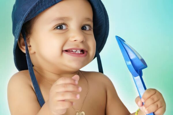 Retrato de menino sorrindo durante ensaio infantil em estúdio fotográfico em Curitiba