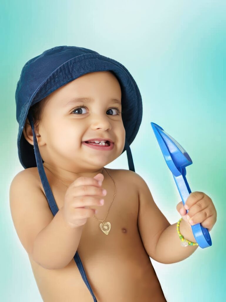 Retrato de menino sorrindo durante ensaio infantil em estúdio fotográfico em Curitiba