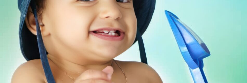 Retrato de menino sorrindo durante ensaio infantil em estúdio fotográfico em Curitiba