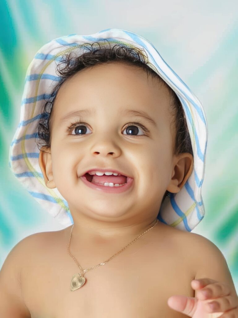 Fotografia infantil de menino em Curitiba com iluminação profissional de estúdio.
