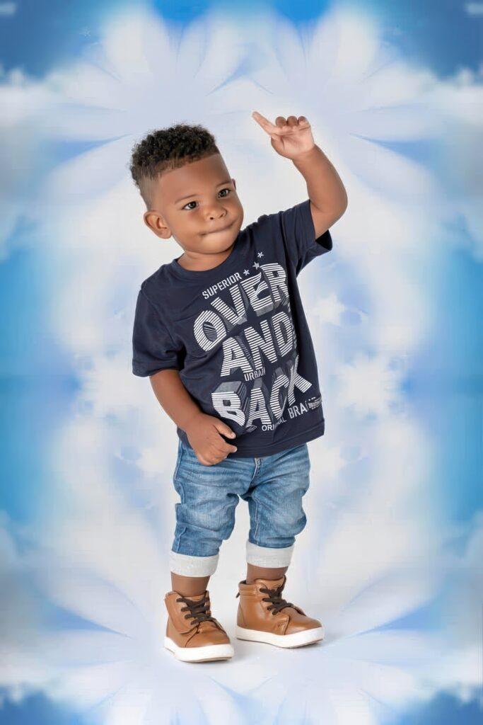 Menino brincando durante sessão de fotos e ensaio infantil em Curitiba.